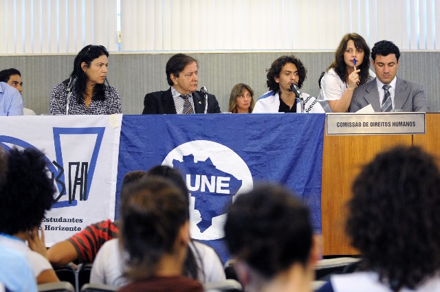 João Pedro Maia (microfone) disse que o movimento estudantil está impotente quanto à atuação nas escolas