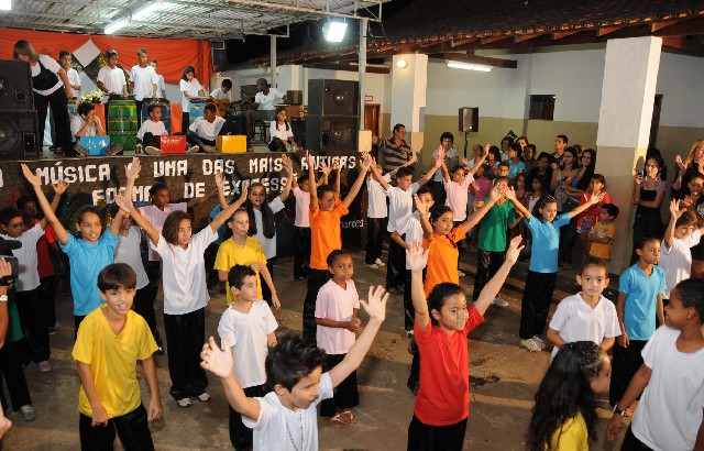 Na abertura da reunião, alunos E.M. Jair Fernandes de Melo fizeram uma apresentação artístico-musical