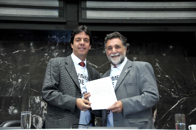 Deputado Dinis Pinheiro entrega documento ao secretário nacional Caetano Alves de Oliveira