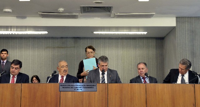 O deputado Zé Maia (centro) foi o relator do projeto e opinou pela sua aprovação na forma original