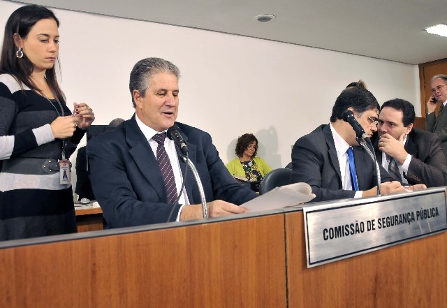 Telefone celular em postos de combustível e uso de cercas elétricas foram alguns dos temas analisados pelos deputados na reunião