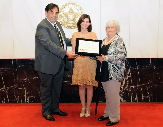 A filha do professor, Patrícia Boson, e sua viúva, Maria Otília Lopes Boson, receberam uma placa alusiva à homenagem