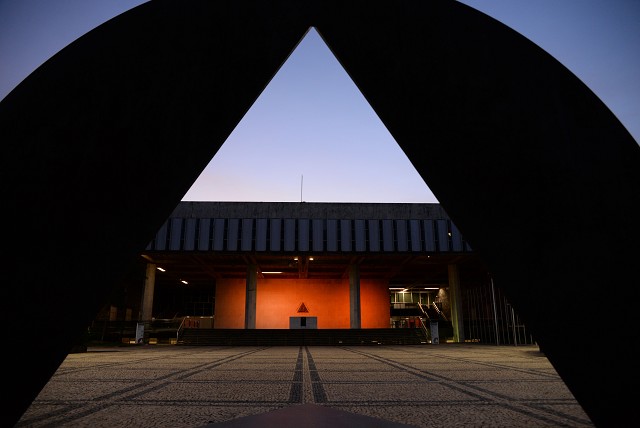 A iluminação do Espaço Democrático José Aparecido de Oliveira (Edjao) na cor laranja faz parte do projeto Laços da Consciência - Arquivo ALMG