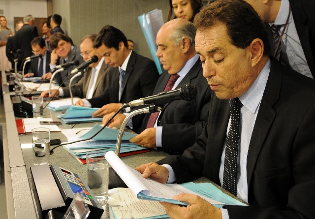 O relator, deputado Luiz Henrique (à dir.), apresentou um substitutivo ao projeto