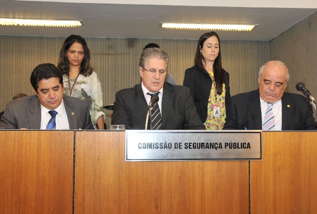 Dalmo Ribeiro Silva (à dir.) opinou pela aprovação do projeto, com a emenda proposta pela CCJ