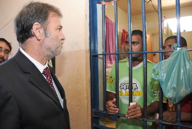 Reprsentando a Comissão de Direitos Humanos, Durval Ângelo visitou quilombolas que foram presos em conflito ocorrido em setembro
