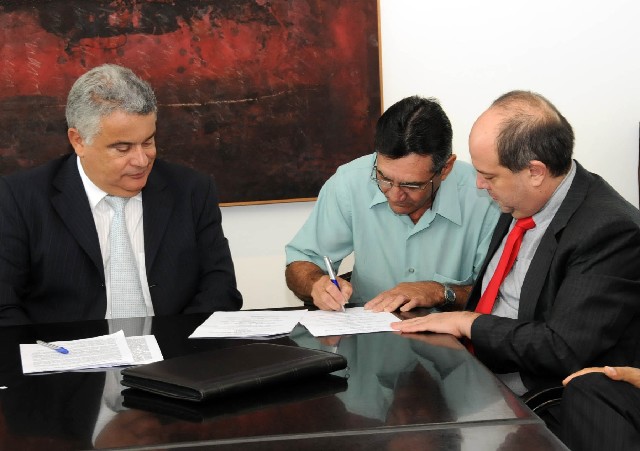 O deputado Ivair Nogueira (PMDB), o vereador de Resplendor João Fernandes Moreira e Doralvino Nunes Sena, do Banco do Brasil