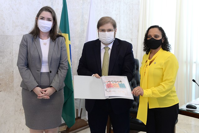 O presidente Agostinho Patrus recebeu documento assinado por várias entidades