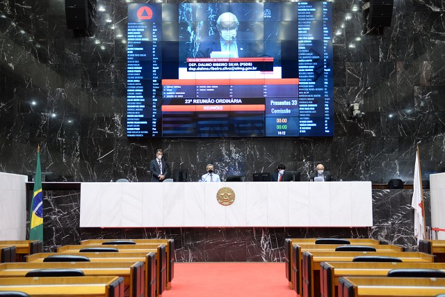 Parlamentares abordaram os desafios no combate à Covid-19, na Reunião Ordinária de Plenário