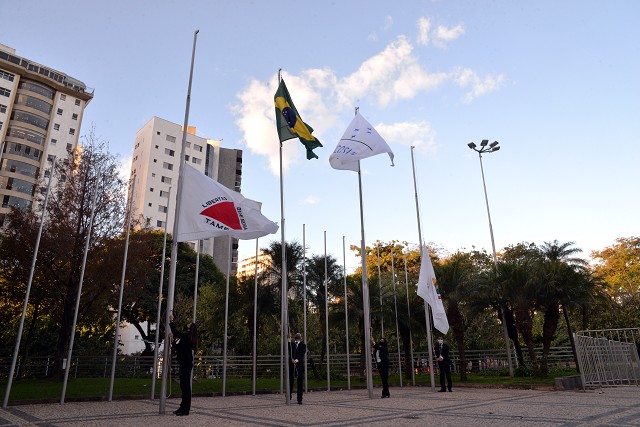 Bandeiras estão a meio mastro na Assembleia, em respeito às vítimas da Covid-19 - Arquivo ALMG