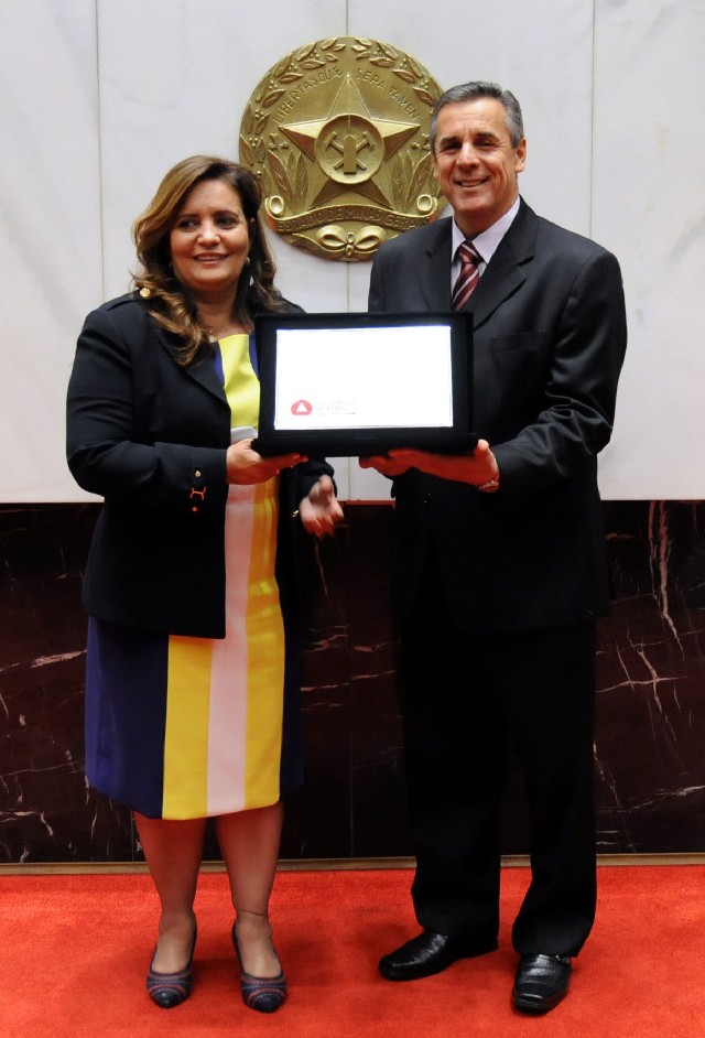 O pastor José Marcos Nunes de Oliveira recebeu placa alusiva à homenagem