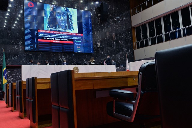 Deputada Andréia de Jesus se manifestou contrariamente à reforma, nas reuniões de Plenário