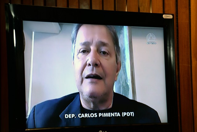 Carlos Pimenta lamentou a interrupção de testes para a vacina contra a Covid