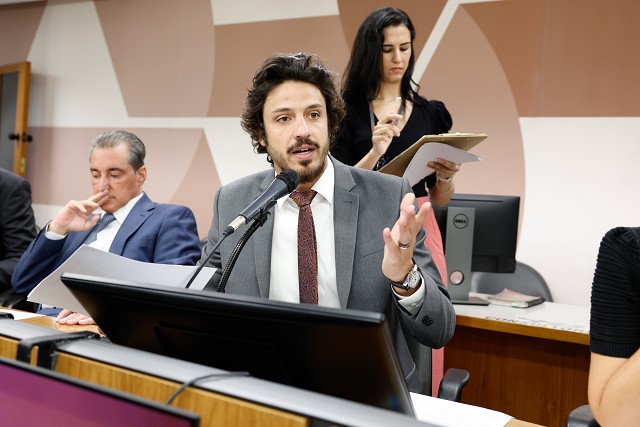 Comissão de Constituição e Justiça analisa proposições