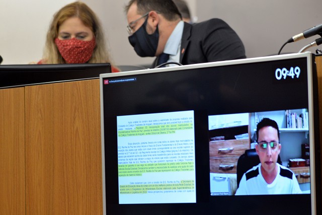 O professor Cleberson Pinelli fez questionamentos sobre a autonomia administrativa da escola com a cessão