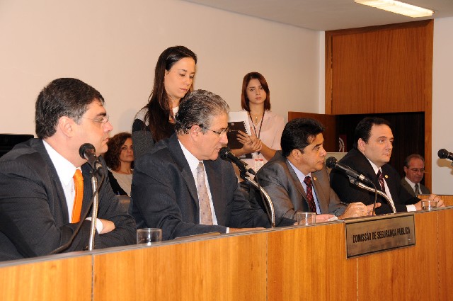 O deputado Leonardo Moreira (à dir.) é o autor do projeto de lei