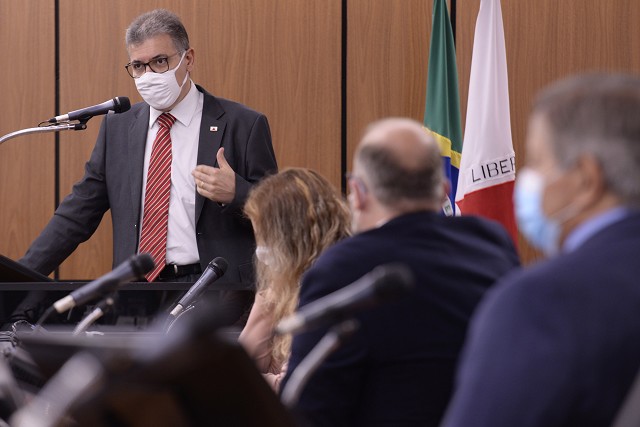 Secretário de Saúde, Carlos Eduardo Amaral, prestou conta das ações do governo na área, relativas à pandemia de Covid-19