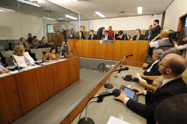 Participantes da reunião defenderam campanhas de conscientização, controle da propaganda de bebidas alcoólicas, rígida aplicação das leis, entre outros