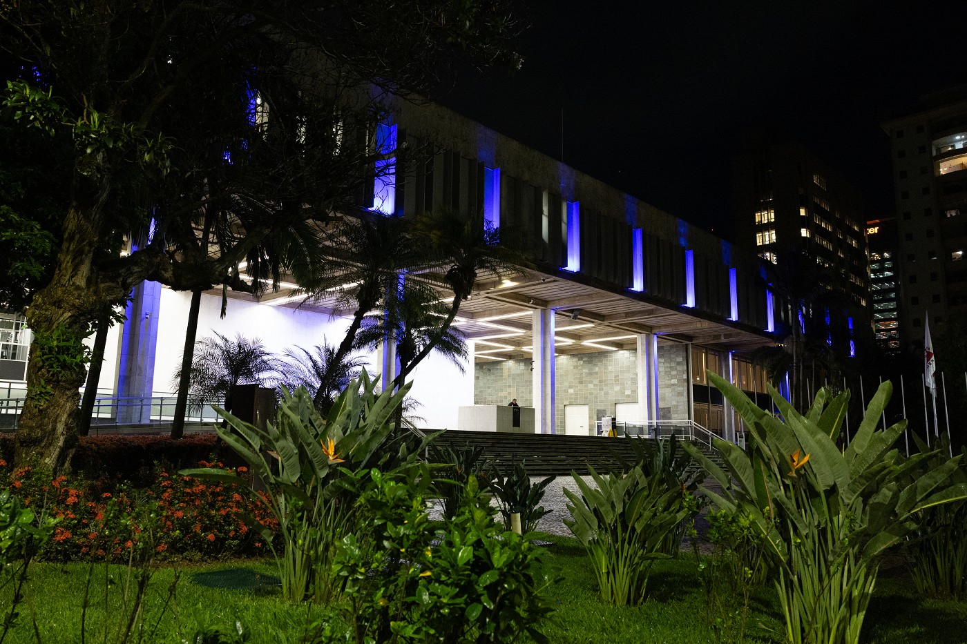 Laços da Consciência - Iluminação Março Azul - Conscientização do Câncer de Intestino