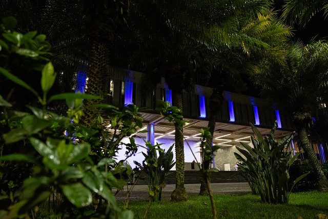 Laços da Consciência - Iluminação Março Azul - Conscientização do Câncer de Intestino