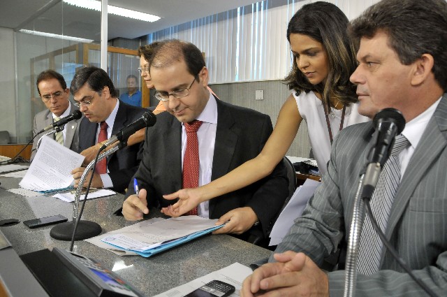 Requerimento foi motivado por matéria de jornal que denuncia pagamento de salários acima do teto constitucional