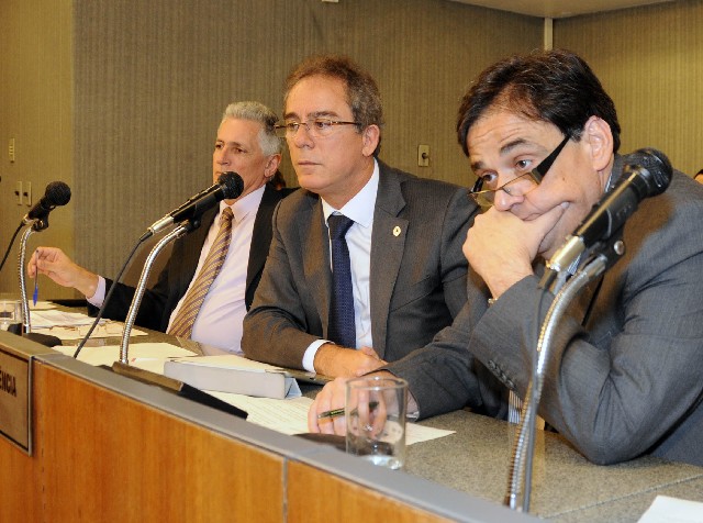 O deputado Sávio Souza Cruz (à dir.) acusou o governo de não fazer o gasto mínimo previsto para a educação e para a saúde