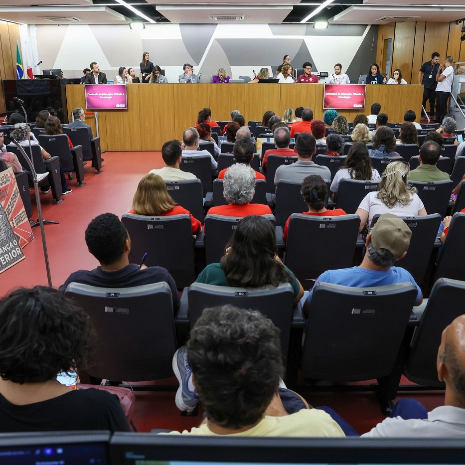 Servidores da Uemg e Unimontes pedem reposição salarial de 82,9%