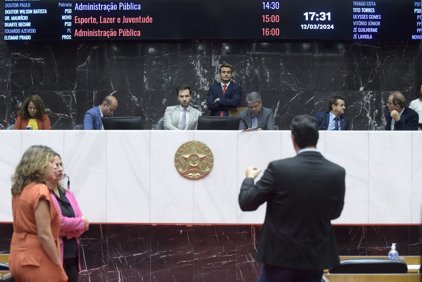 Reunião Extraordinária de Plenário - noite - análise de proposições