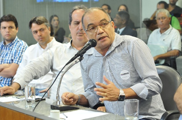 Carlos Alberto Xaulim (à direita) criticou interpretações locais de normas pelos bombeiros