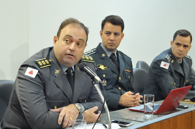 Marcus José Lima (à esquerda) explicou que as normativas seguidas pelos bombeiros advêm da ABNT