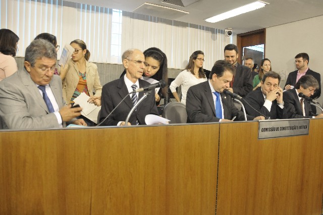 O deputado Luiz Humberto Carneiro (à esquerda) opinou pela constitucionalidade do PL 2.751/15, sem alterações