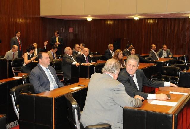 Parlamentares lotaram o Plenário na reunião desta quarta-feira (20)