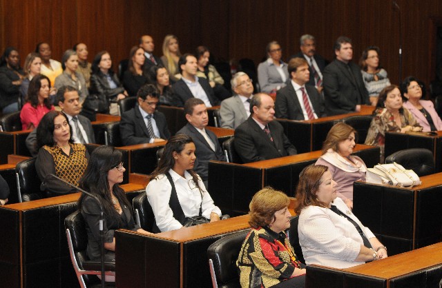 Participaram da reunião líderes sindicais, representantes do Tribunal Regional do Trabalho e deputados