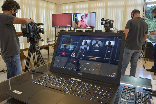 Cerimônia para assinatura do decreto de prorrogação do reconhecimento do estado de Calamidade Pública decorrente da pandemia de COVID-19, em todo o território do Estado