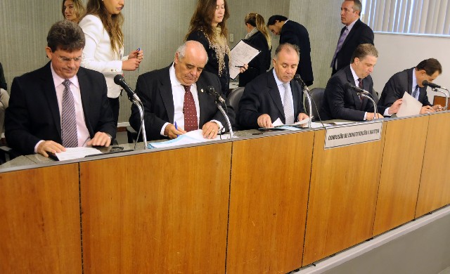 CCJ emitiu parecer pela legalidade de projeto que possibilita pagamento do IPVA em seis parcelas.