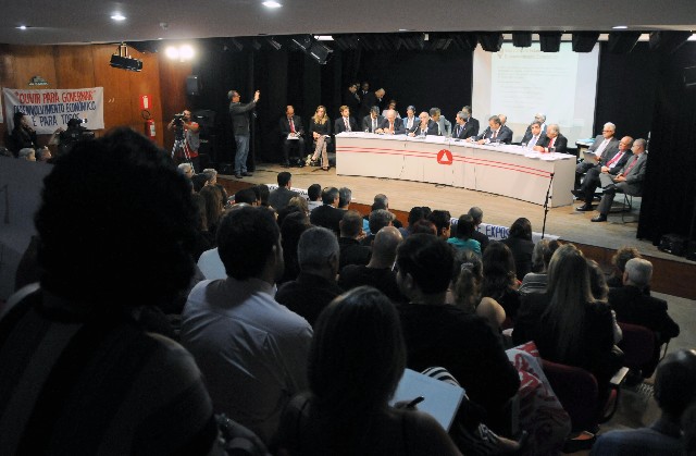 O Teatro ficou lotado de servidores da Secretaria de Desenvolvimento Econômico, que protestavam contra a aprovação do PL 3.503/16, que propõe a extinção do órgão