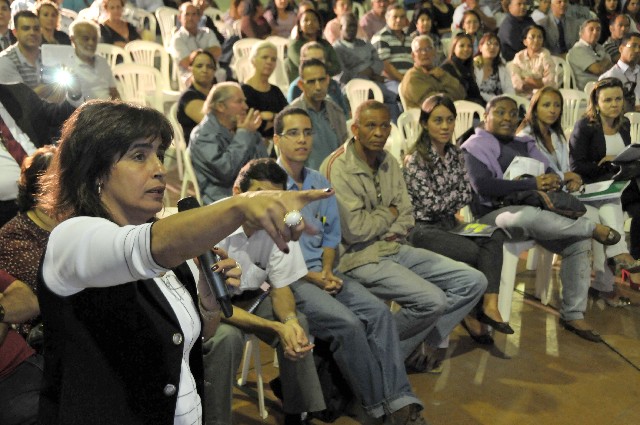Margarete Machado apresentou o histórico da luta da população contra a empresa