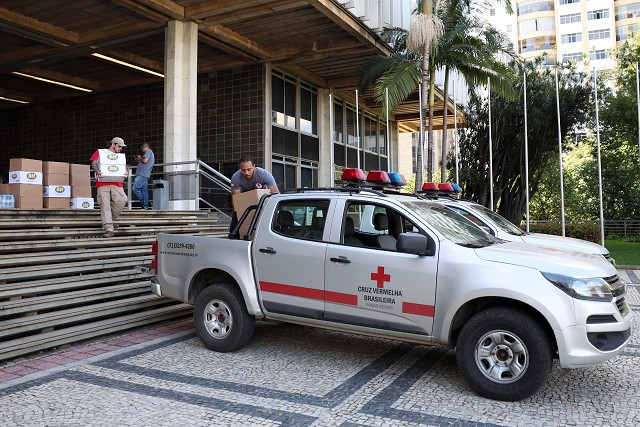 Entrega dos donativos da Campanha SOS Chuva para a Cruz Vermelha
