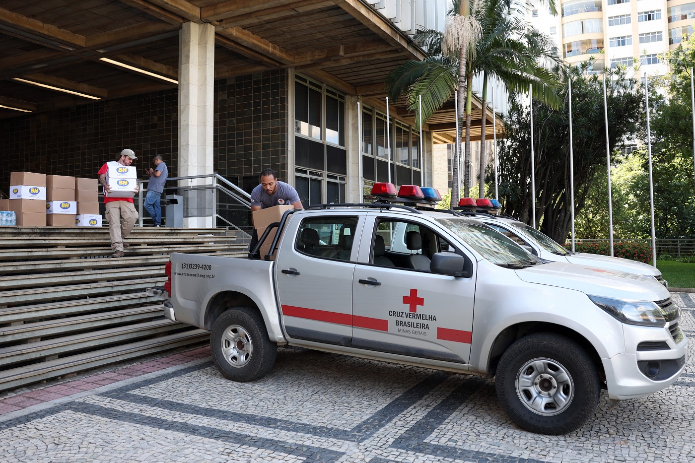 Entrega dos donativos da Campanha SOS Chuva para a Cruz Vermelha