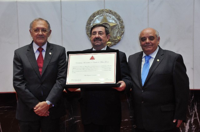Antônio Vieira (centro) disse ter orgulho de o grupo ser 100% mineiro e ter um quadro funcional composto majoritariamente por mulheres