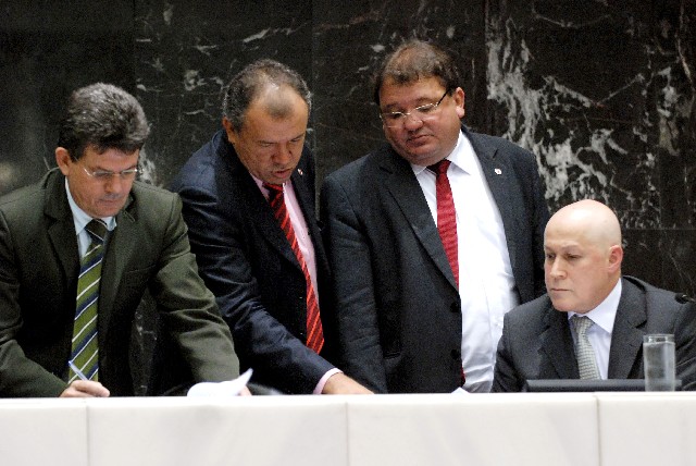 Deputados durante a Reunião Ordinária de Plenário nesta quinta-feira (4/4/13)