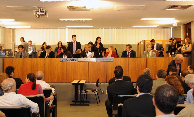 Na mesa, os parlamentares Gustavo Corrêa (DEM), Sávio Souza Cruz (PMDB), Liza Prado (PSB), Célio Moreira (PSDB), Luzia Ferreira (PPS), Délio Malheiros (PV) e Tiago Ulisses (PV)