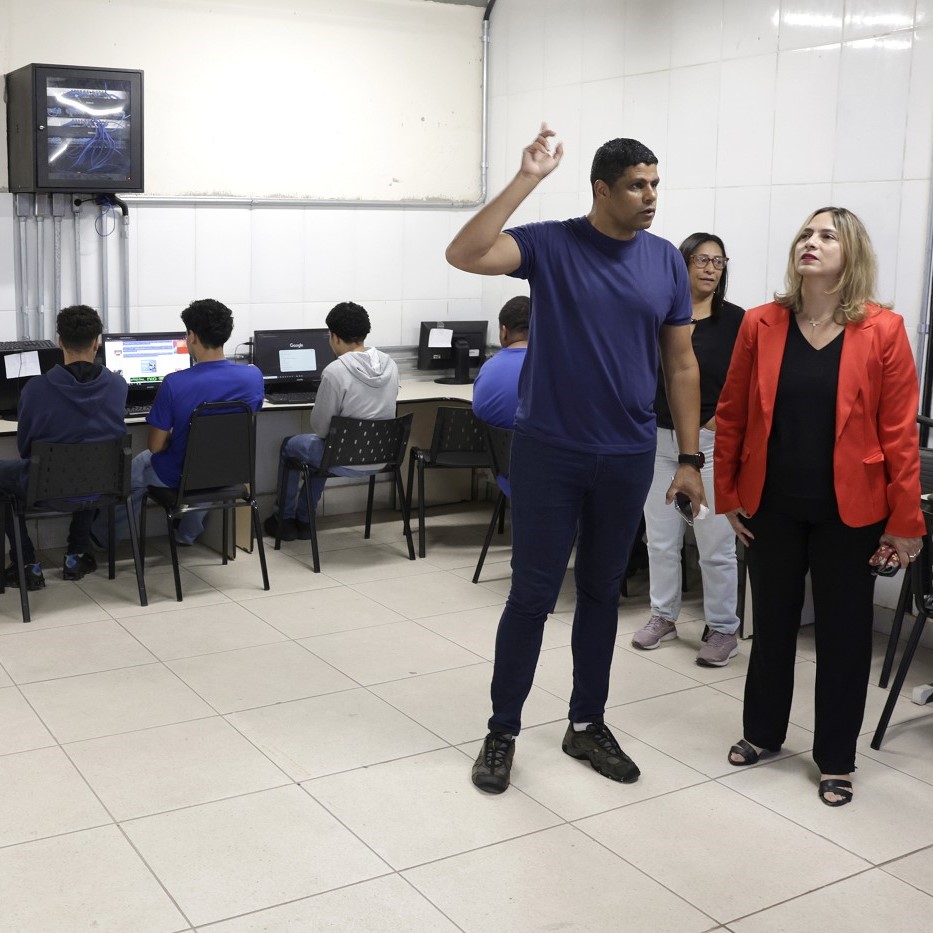 Gasto público em escolas leiloadas e bônus por desempenho escolar preocupam Comissão de Educação