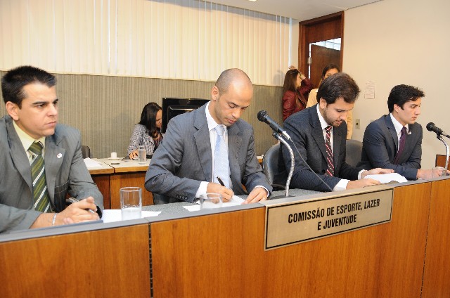 Deputados discutem a situação dos espaços esportivos no interior