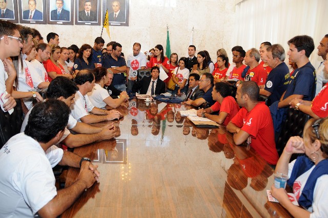 Manifestantes foram recebidos pelo presidente Dinis Pinheiro no Salão Nobre da Assembleia de Minas