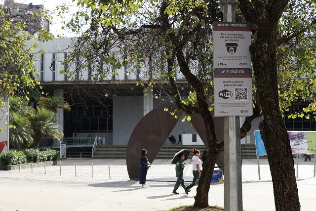 Banco de Imagens - Placas: Ambiente monitorado por câmeras de segurança e Wi-fi gratuito na Praça da Assembleia