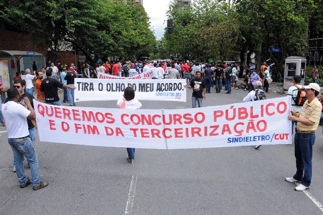 Servidores da Cemig em greve fazem manifestação na Assembleia