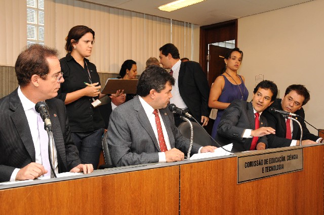 Carlin Moura, relator, opinou pela aprovação da matéria na forma do substitutivo nº 1, da CCJ