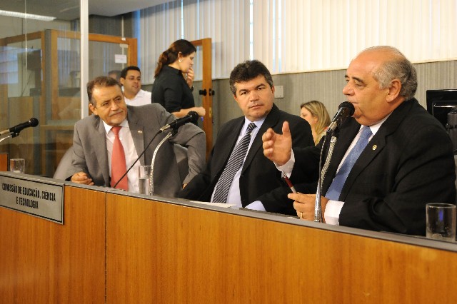 Requerimento para discutir descredenciamento de faculdades foi do deputado Dalmo Ribeiro Silva (à dir.)