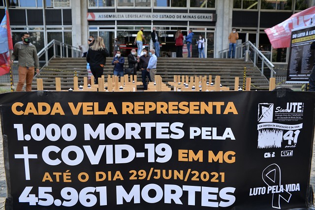Protesto dos trabalhadores da educação lembrou as vítimas da Covid-19